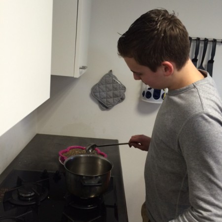 Marco is vogeltaarten aan het maken